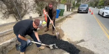 (Видео) Шварценегер сам ги поправа дупките на патот, вака треба сите кои ги бираме на избори да прават велат фановите