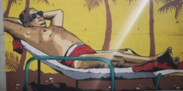 Мурал на Тито во црвени гаќи, со прекрстени нозе и кренати раце се појави во Хрватска