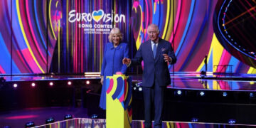 Чарлс и Камила ја покажаа сцената на Евросонг во Ливерпул