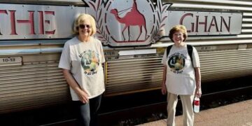 Две пензионерки на пат околу светот за 80 дена ги посетија сите континенти за нивните 80-ти родендени