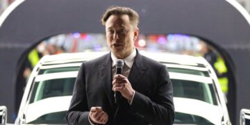 Вештачката интелегенција може да го уништи човештвото, вели Илон Маск