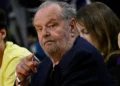 Џек Николсон по година дена се појави во јавност, навиваше на трибините за Лејкерси