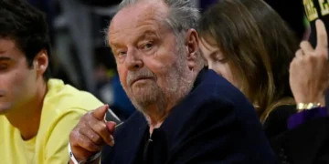 Џек Николсон по година дена се појави во јавност, навиваше на трибините за Лејкерси