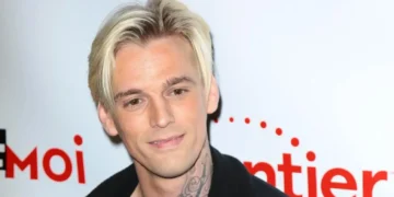 Луѓе блиски до Арон Картер не веруваат дека се удавил, непосредно по несреќата виделе двајца мажи како излегуваат од неговата куќа