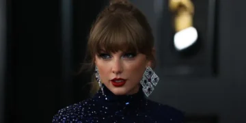 (Видео) Тејлор Свифт падна пред настап, но остана професионалец до крај и пееше со повредена рака