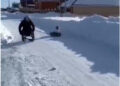 (Видео) Татко во инвалидска количка ја влече ќерката на снег за таа да биде среќна