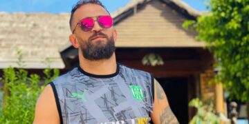 (Видео) Фудбалер почина откако се самозапали пред полициска станица