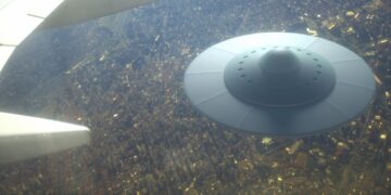 Ги гледавме и по неколку пати во денот, американски пилот раскажува за средба со вонземјани