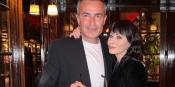 Шенон Доерти среќна во Париз: по долгата борба со ракот конечно со пријателите и насмевка на лицето