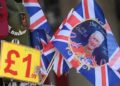 Кралска тоалетна хартија, кечап, восочна и чоколадна фигура со ликот на Чарлс се работи на кои ќе заработуваат Британците за денот на крунисувањето