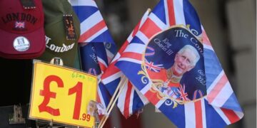 Кралска тоалетна хартија, кечап, восочна и чоколадна фигура со ликот на Чарлс се работи на кои ќе заработуваат Британците за денот на крунисувањето