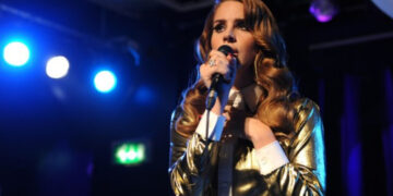 (Видео) Лана Дел Реј го прекина концертот за да ги праша фановите дали ја виделе нејзината електорнска цигара