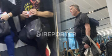 (Фото) Сопругот на Индира Кастратовиќ во авион со „антички Македонци“