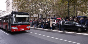 (Видео) Девојка ѝ седна во скут на постара жена во автобус