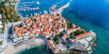 Казна од 200 евра за голи туристи во Будва