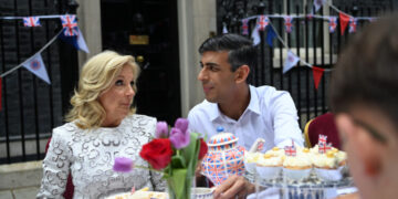 Џил Бајден на ручек со британскиот премиер: прослава во Даунинг стрит по крунисувањето на Чарлс Трети