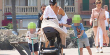 Ана Ивановиќ на прошетка со синовите 20 дена по пораѓањето