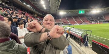 (Видео) Навивач на Вест Хем сам се тепаше против стотина хулигани па клубот му подари билет за финалето