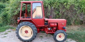 (Видео) Средношколец со трактор се појави на матура