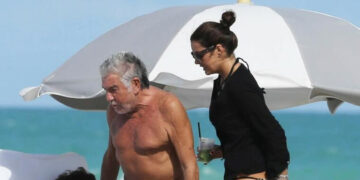 Кавали се одмора со 46 години помладата Сандра на островот Корзика