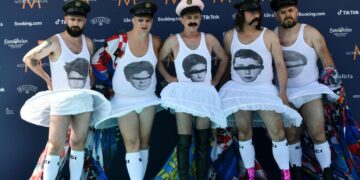 Лет 3 на тиркизниот тепих во Ливерпул се појавија во бели гаќи