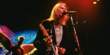 Се продава гитарата на Курт Кобејн која ја скрши на концерт