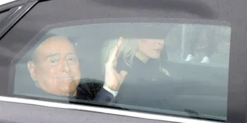 Берлускони излезе од болница по шест недели лечење од леукемија