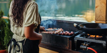 Жена за 1 мај ќе отруела десетина луѓе печејќи скара во станот