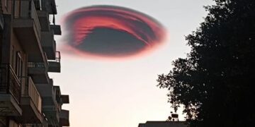 Неверојатен облак во облик на леќа се појави на небото над Крит