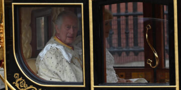 Читач од усни откри дека на Чарлс му било досадно на крунисувањето