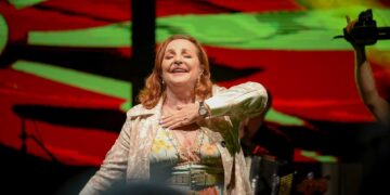 (Видео) „Стариот џумбушлија“ грмеше на плоштадот во Валандово: Ана Бекута крена на нозе и младо со безвременскиот хит