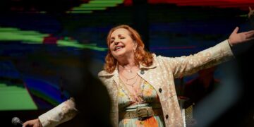 (Видео) „Стариот џумбушлија“ грмеше на плоштадот во Валандово: Ана Бекута крена на нозе и младо со безвременскиот хит