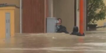 (Видео) Маж спаси мајка со бебе во поплавите во Италија