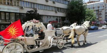 (Фото) Жена од Кенија на бела кочија се вози низ Скопје и се разладува со шампањ