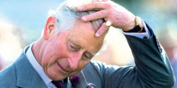 Шарли Ебдо се потсмева со кралот Чарлс, на насловната го нацрта крунисан со черепот на Дајана