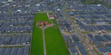 Семејство од Австралија опкружено со нови куќи, не сакало да го продаде имотот на инвеститорите ни за 50 милиони долари