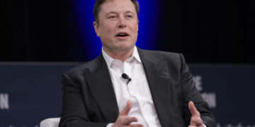 Пораснав во семејство со ниски примања, немав среќно детство, одговори Илон Маск на гласините дека се збогатил од рудник за смарагд