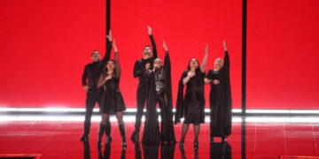 (Видео) Албанската претставничка среде Евросонг провоцираше со политика