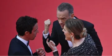 Том Хенкс и Рита Вилсон му викаа на непознат маж за време на премиерата на нивниот филм во Кан