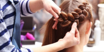 (Видео) Инфлуенсерка покажа како да направите фризура за 60 секунди