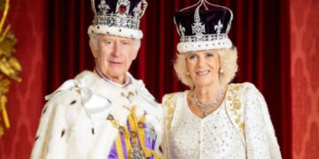 Кралот Чарлс и кралицата Камила ги објавија своите први официјални портрети