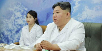 Ким Џонг ун со ќерка му дадоа зелено светло да се тестира првиот шпионски сателит за Северна Кореја