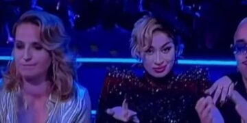 (Видео) Француската претставничка го покажа средниот прст на Евросонг