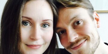 Откако објавија дека се разведуваат, сопругот на финската премиерка виден како прегрнува друга девојка во ноќен бар