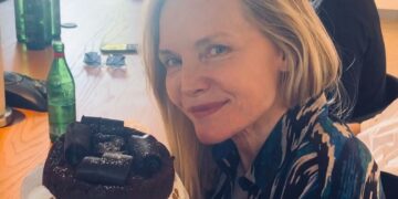 Холивудската дива Мишел Фајфер прослави 65. роденден: на здравје, уште еден прекрасен круг околу сонцето