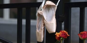 Балетанки оставени на оградата пред училиштето во Белград нем сведок за неоставрениот сон на една девојка