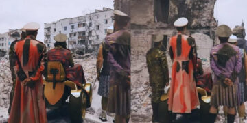 (Видео) Лет 3 го посетија Мариупол: разгледница со детска песна, без деца