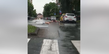 (Видео) Гол маж среде бел ден легна на улица и глуми дека плива