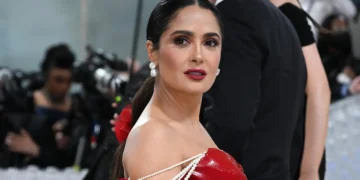 Скапа жена, евтин стил, фановите го критикуваат стајлингот на Салма Хајек на Мет Гала