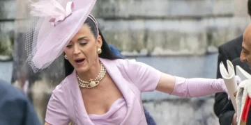 (Видео) Кети Пери стана хит на социјалните мрежи откако се сопна и за малку ќе паднеше при излегување од Вестминстерската опатија